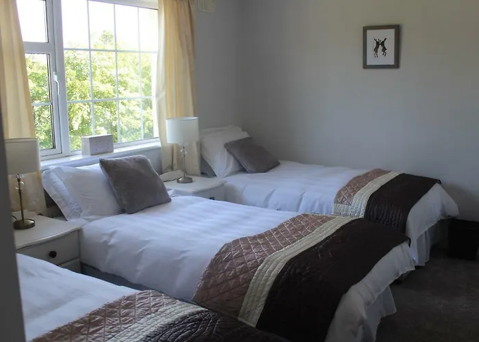 5 Mins Walk To Carrick - Sleeps 12 - Off Road Parking - Modern House