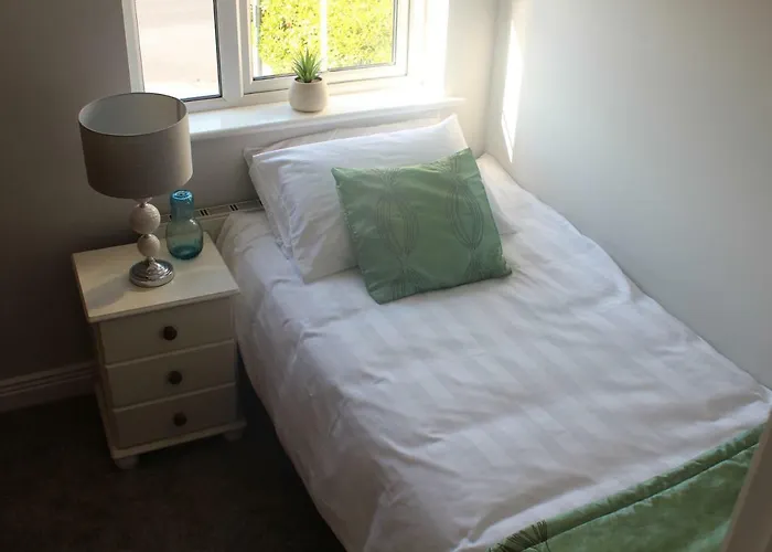 5 Mins Walk To Carrick - Sleeps 12 - Off Road Parking - Modern House