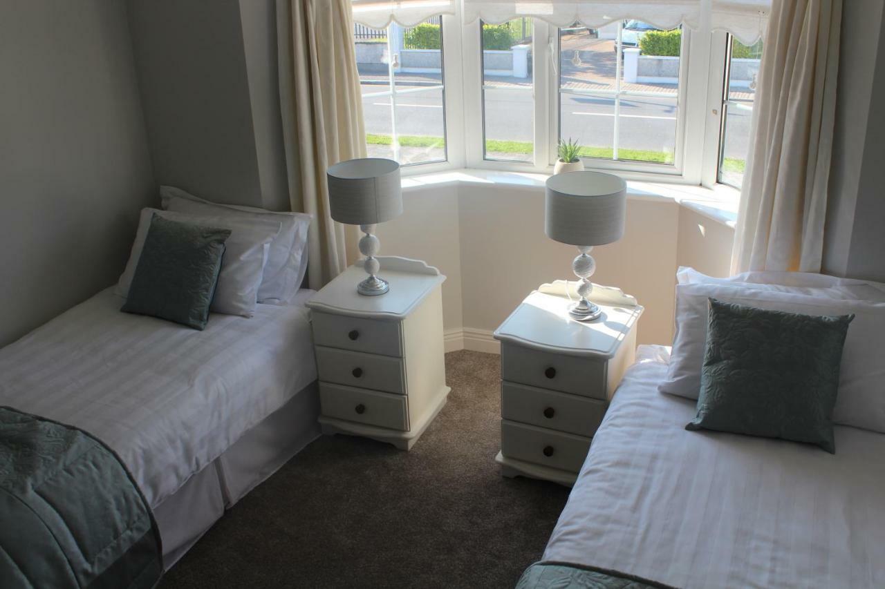 Holiday home 5 Mins Walk To - Sleeps 12 - Off Road Parking - Modern House Carrick-on-Shannon