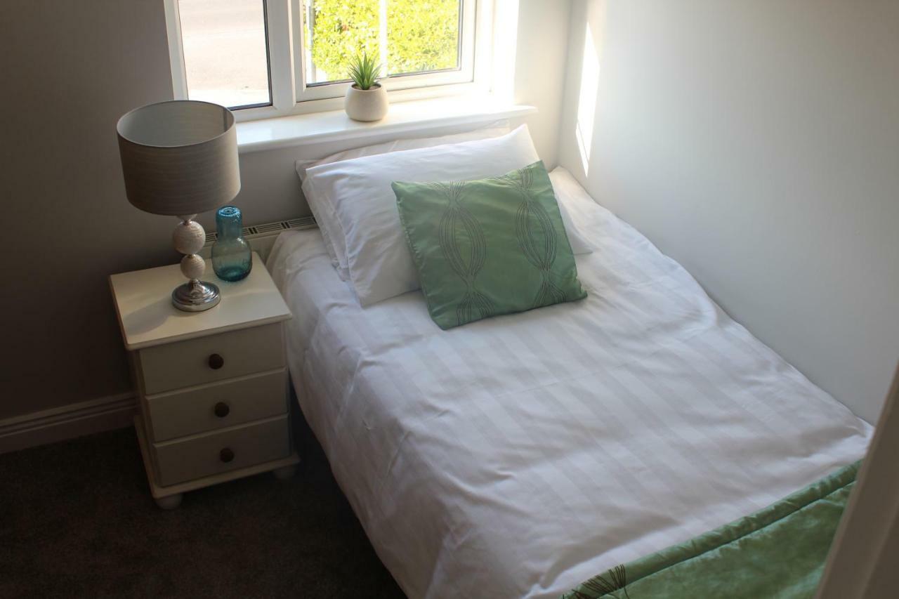Casa vacanze 5 Mins Walk To - Sleeps 12 - Off Road Parking - Modern House