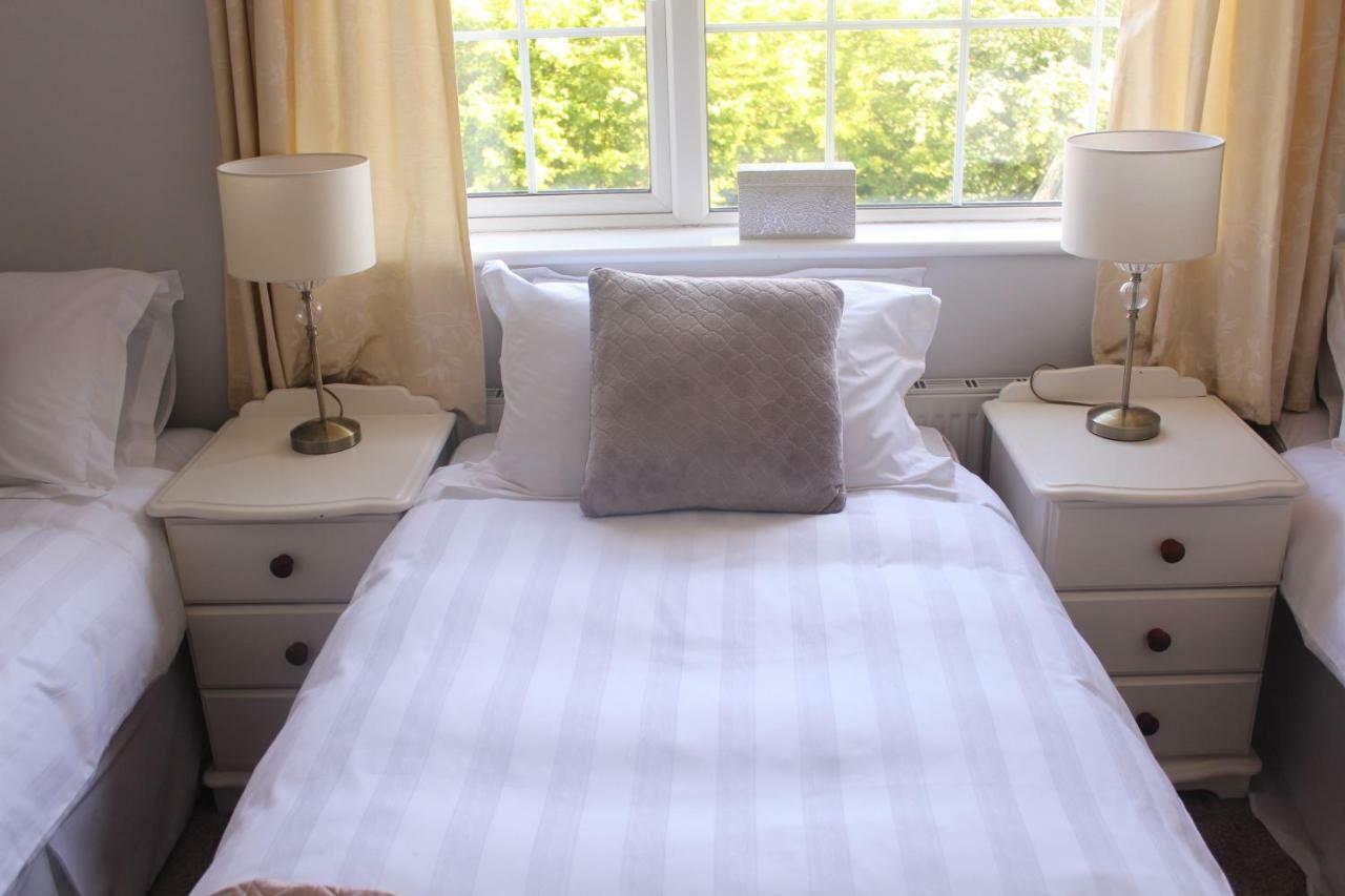 5 Mins Walk To - Sleeps 12 - Off Road Parking - Modern House Carrick-on-Shannon