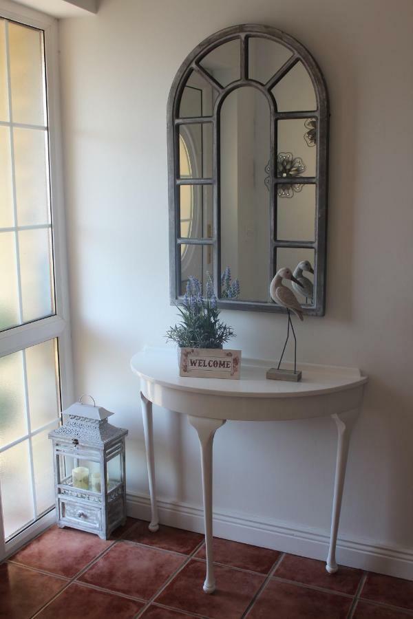 5 Mins Walk To - Sleeps 12 - Off Road Parking - Modern House Carrick-on-Shannon