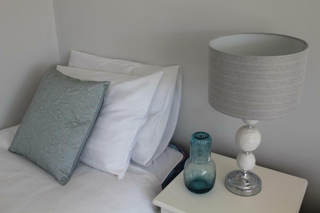 5 Mins Walk To - Sleeps 12 - Off Road Parking - Modern House
