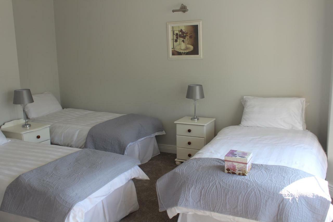 5 Mins Walk To - Sleeps 12 - Off Road Parking - Modern House *
