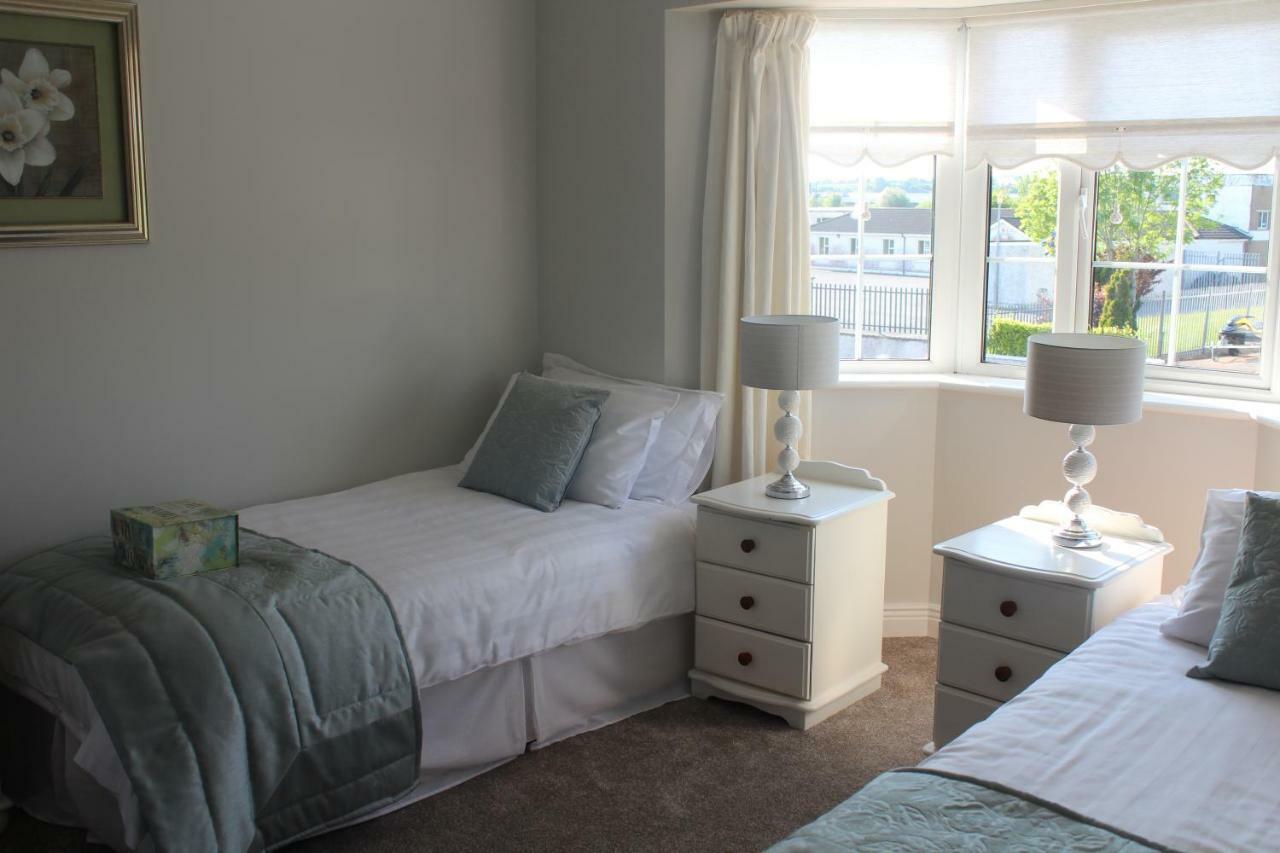5 Mins Walk To - Sleeps 12 - Off Road Parking - Modern House Carrick on Shannon